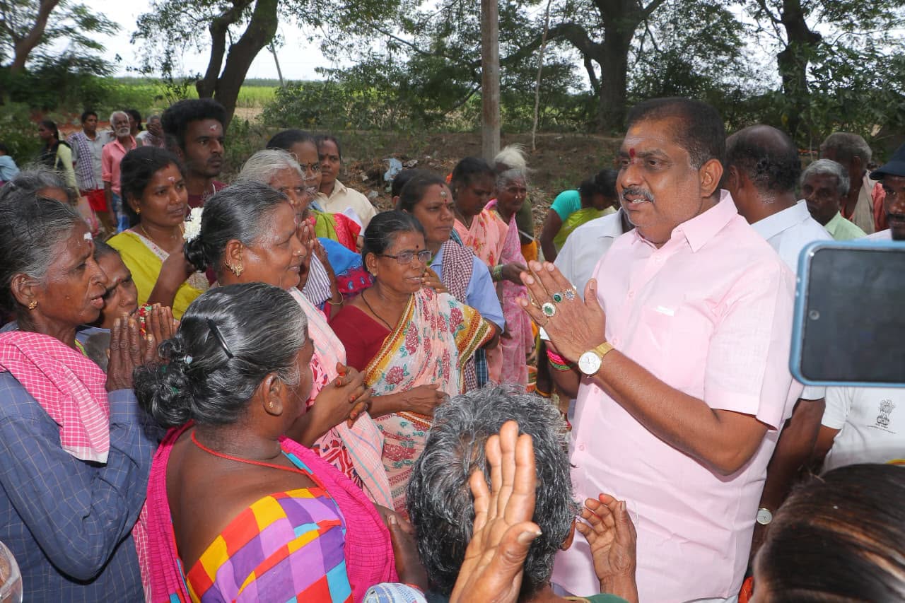 மண்ணாடிப்பட்டு தொகுதியில் பொதுமக்களுடன் உரையாடும் அமைச்சர் ஆ. நமச்சிவாயம்