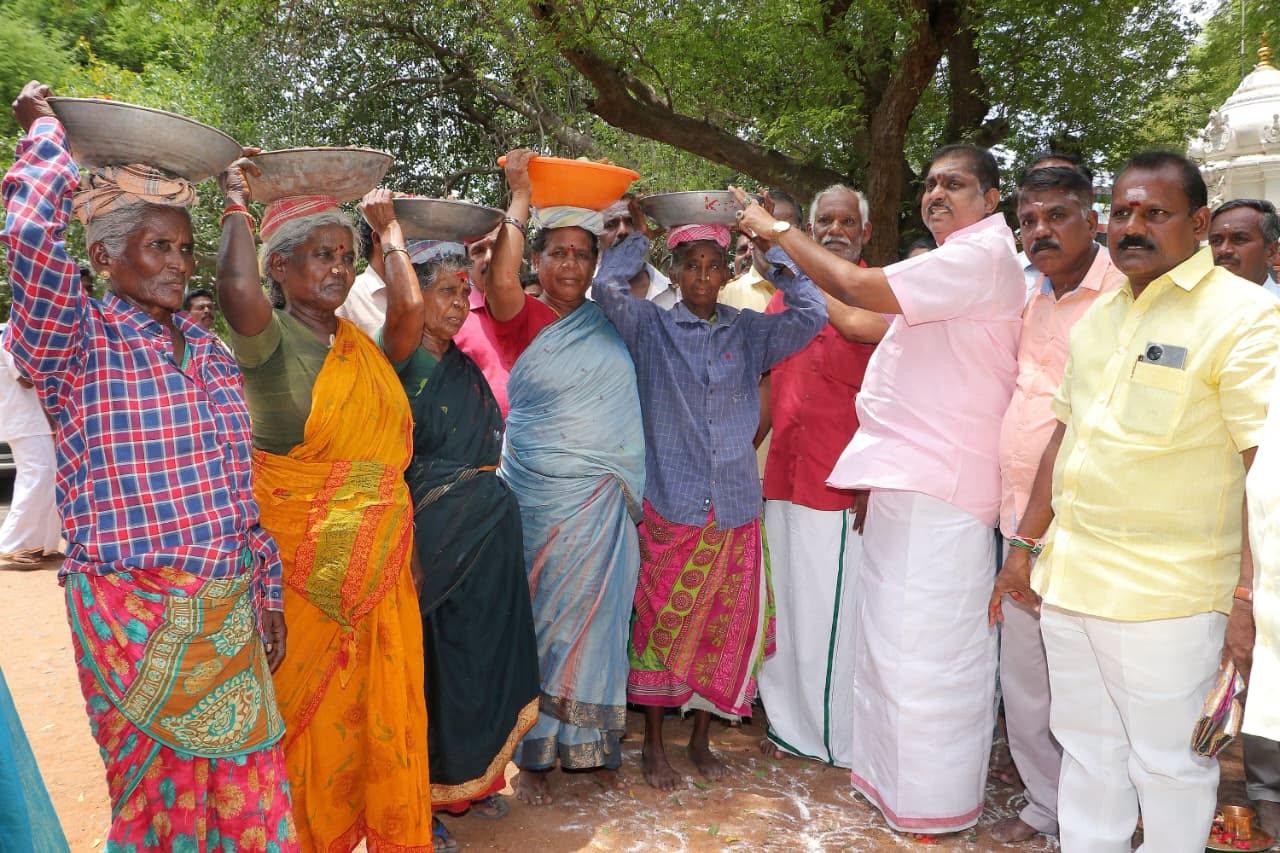 வாய்க்கால் தூர்வாரும் பணி தொடக்க விழாவில் கலந்துகொண்ட கிராம மக்கள்