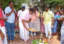 விக்கிரவாண்டி வாய்க்கால் தூர்வாரும் பணி தொடக்க விழாவில் பூமி பூஜை செய்யும் அமைச்சர் ஆ. நமச்சிவாயம்