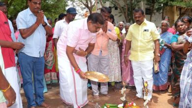 விக்கிரவாண்டி வாய்க்கால் தூர்வாரும் பணி தொடக்க விழாவில் பூமி பூஜை செய்யும் அமைச்சர் ஆ. நமச்சிவாயம்