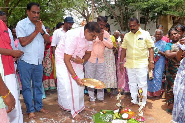 விக்கிரவாண்டி வாய்க்கால் தூர்வாரும் பணி தொடக்க விழாவில் பூமி பூஜை செய்யும் அமைச்சர் ஆ. நமச்சிவாயம்