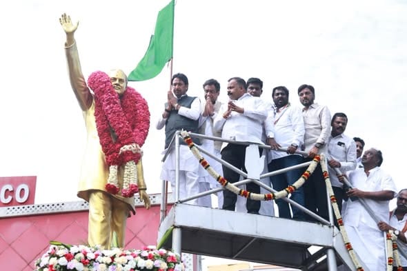 ராஜீவ் காந்தி 82-வது பிறந்தநாள்: சென்னை சின்னமலையில் காங்கிரஸ் கட்சியினர் மரியாதை