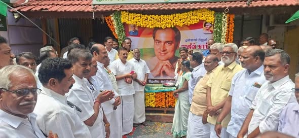 முன்னாள் பிரதமர் ராஜீவ் காந்தி பிறந்தநாள் விழா: புதுச்சேரி காங்கிரஸ் கட்சியினர் மரியாதை