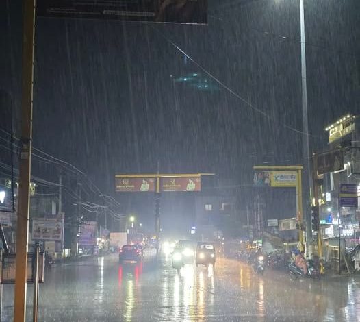 விழுப்புரம் மற்றும் அதன் சுற்றுவட்டார பகுதிகளில் பலத்த இடியுடன் கனமழை: பொதுமக்கள் இயல்பு வ