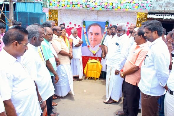 ஏம்பலம் தொகுதியில் ராஜீவ் காந்தி பிறந்தநாள் விழா: முன்னாள் அமைச்சர் கந்தசாமி மரியாதை