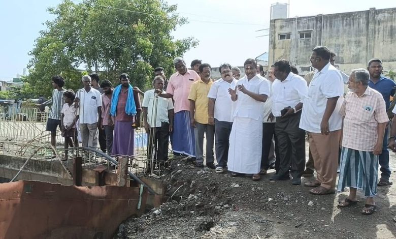 புதுச்சேரி: ரூ.29 லட்சத்தில் உப்பனாறு தூர்வாரும் பணி தீவிரம் - எம்.எல்.ஏ. நேரு தொடங்கி வைத