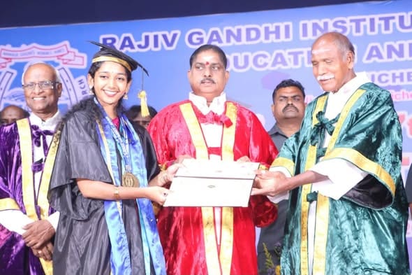 ராஜீவ் காந்தி கால்நடை மருத்துவக் கல்லூரி 27-வது பட்டமளிப்பு விழா: முதல்வர் ரங்கசாமி, அமைச்