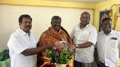 அரசு கொறடாவாக நியமிக்கப்பட்ட ஏ.கே.டி. ஆறுமுகம்: முன்னாள் எம்.எல்.ஏ.க்கள் நேரில் சந்தித்து