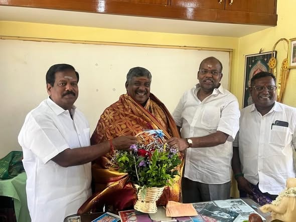 அரசு கொறடாவாக நியமிக்கப்பட்ட ஏ.கே.டி. ஆறுமுகம்: முன்னாள் எம்.எல்.ஏ.க்கள் நேரில் சந்தித்து