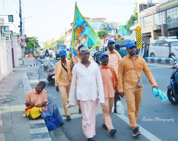 புதுச்சேரியிலிருந்து வேளாங்கண்ணி நோக்கி பாதயாத்திரை மேற்கொண்டுள்ள பக்தர்கள்