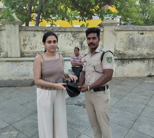 புதுச்சேரி கடற்கரையில் தவறவிட்ட ₹70,000 மதிப்புள்ள கைப்பையை 2 மணி நேரத்தில் மீட்டுக் கொடுத