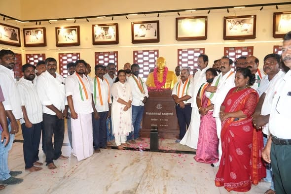 கன்னியாகுமரி கிழக்கு மாவட்ட காங்கிரஸ் தலைவராக லாரன்ஸ் பொறுப்பேற்பு: தலைவர்கள் சிலைக்கு மரி