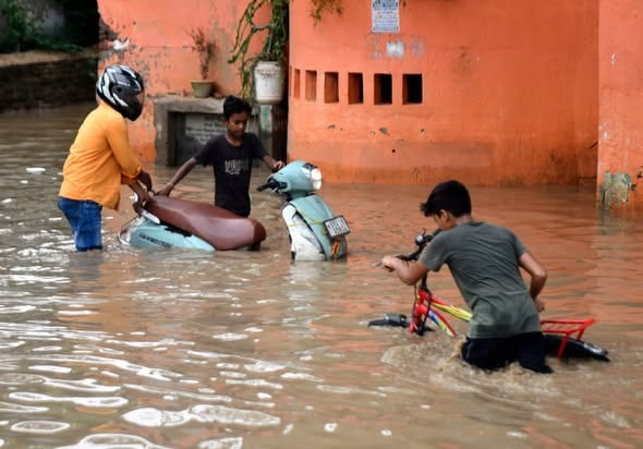 பீகாரில் கனமழை: பாட்னாவில் பல பகுதிகளில் தேங்கிய மழைநீர் - இயல்பு வாழ்க்கை பாதிப்பு