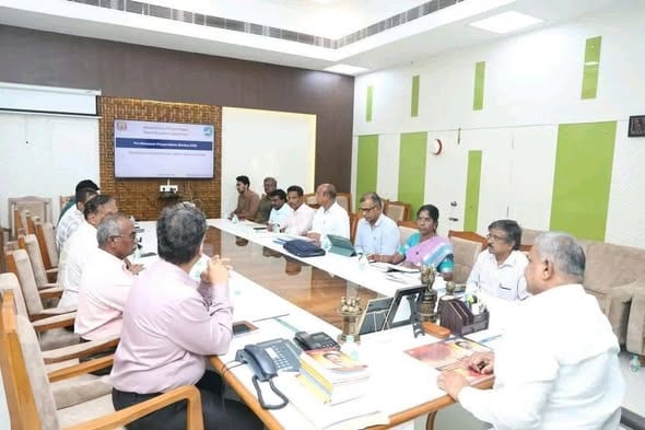 பருவமழை முன்னெச்சரிக்கை நடவடிக்கைகள்: சென்னை தலைமைச் செயலகத்தில் அமைச்சர் N.ஆனந்த் ஆய்வு