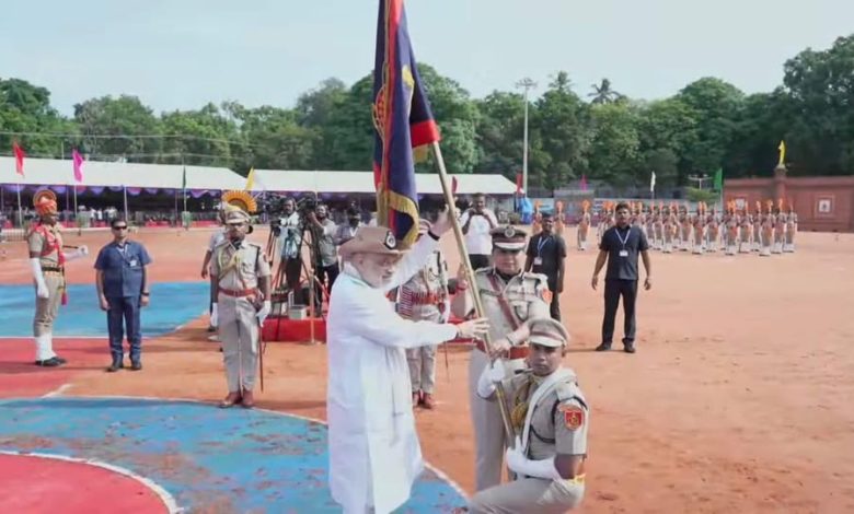 அமித் ஷா புதுச்சேரி காவல்துறைக்கு ஜனாதிபதியின் வண்ணக் கொடியை வழங்குகிறார்