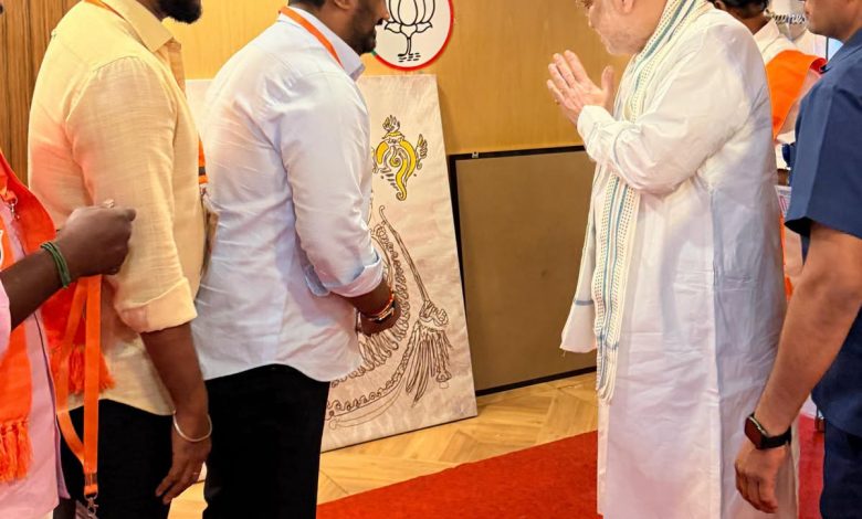 ஹம்பி லட்சுமி நரசிம்மர் ஓவியத்துடன் அமித் ஷா