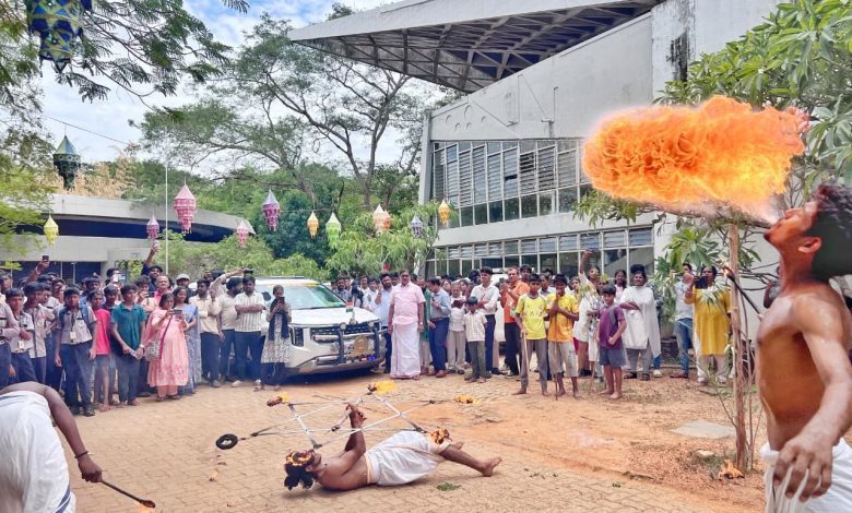 ஆரோவில் பாரத் நிவாஸ் வளாகத்தில் போதைப்பொருள் ஒழிப்பு உறுதிமொழி விழாவின்போது நடைபெற்ற நாட்டுப்புறக் கலை நிகழ்ச்சி