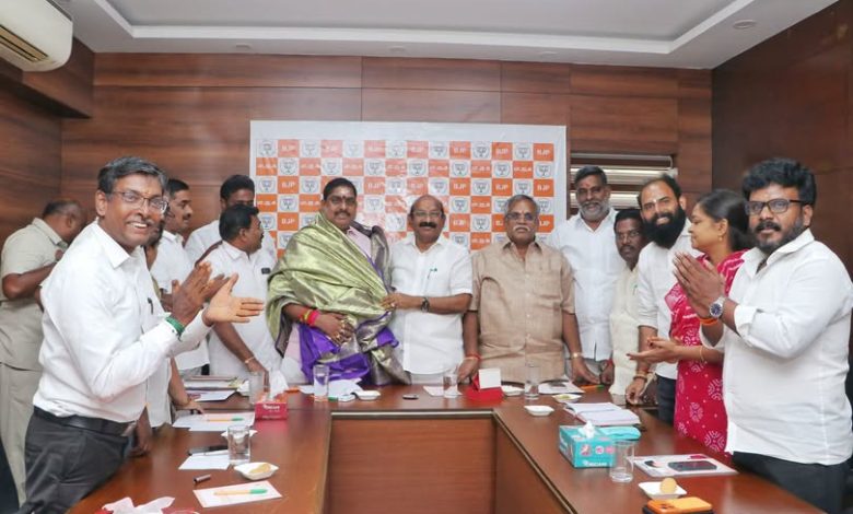 பாஜக மாநிலத் தலைவர் வி.பி. ராமலிங்கம் அமைச்சர் நமச்சிவாயத்திற்கு பொன்னாடை அணிவிக்கிறார்