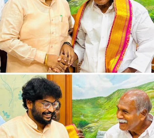 எம்.எல்.ஏ. விக்னேஷ் கண்ணன் முதல்வர் ந. ரங்கசாமிக்கு மலர்க் கொத்து வழங்கி பிறந்தநாள் வாழ்த்துகிறார்