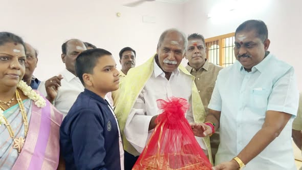 அமைச்சர் ஆ. நமச்சிவாயம் முதல்வர் ந. ரங்கசாமியின் இல்லத்தில் அவரை பிறந்தநாள் வாழ்த்துகிறார்