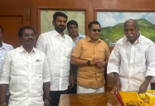 எதிர்க்கட்சித் தலைவர் எம்.எச். நஜீம் முதல்வர் ந. ரங்கசாமிக்கு மலர்க் கொத்து வழங்கி பிறந்தநாள் வாழ்த்துகிறார்