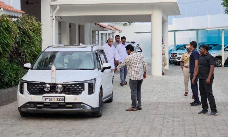 துணைநிலை ஆளுநரை சந்திக்கச் சென்ற புதுச்சேரி முதலமைச்சர் என். ரங்கசாமி