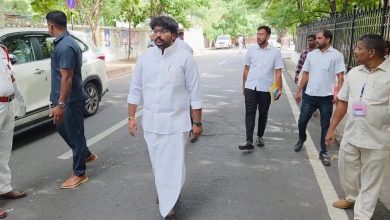 *_போக்குவரத்து நெரிசலை சுட்டிக்காட்ட நடந்து சட்டப்பேரவைக்கு வந்த திமுக எம்.எல்.ஏ. விக்னேஷ்