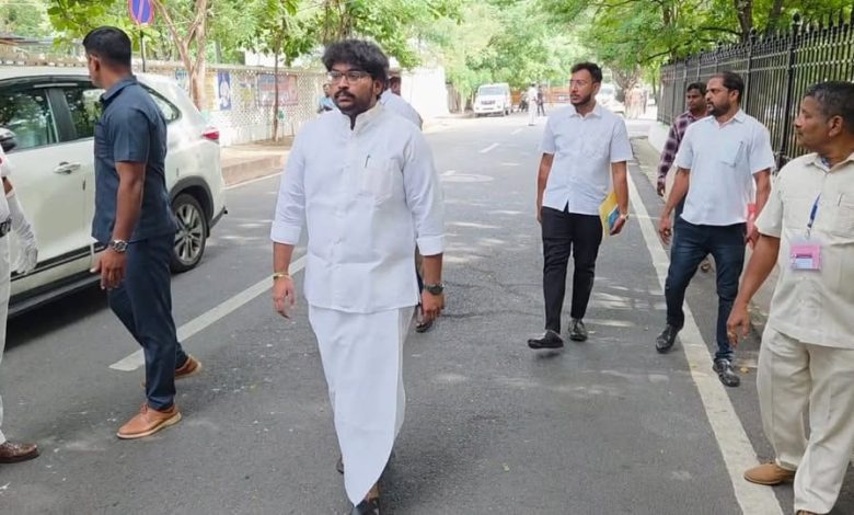 *_போக்குவரத்து நெரிசலை சுட்டிக்காட்ட நடந்து சட்டப்பேரவைக்கு வந்த திமுக எம்.எல்.ஏ. விக்னேஷ்
