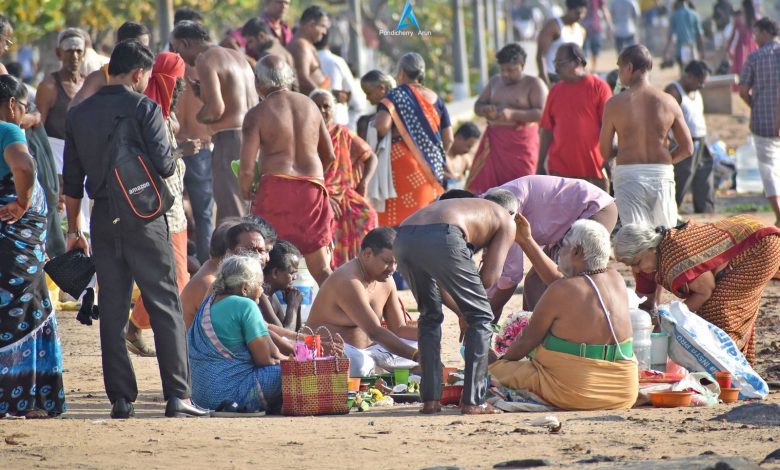 புதுச்சேரி கடற்கரையில் ஆடி அமாவாசை தர்ப்பணம்