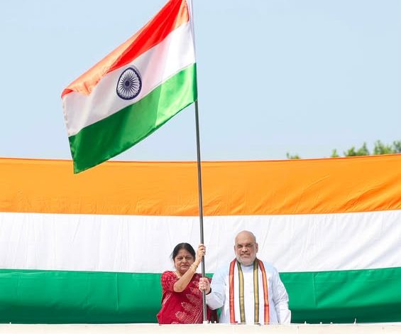 அமித் ஷா இல்லத்தில் தேசியக் கொடி ஏற்றம்