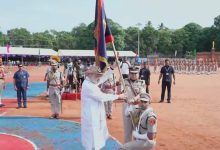 புதுச்சேரி காவல்துறையின் என்சைன் அதிகாரிக்கு ஜனாதிபதியின் வண்ண விருதை வழங்கும் அமித் ஷா
