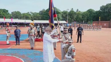 புதுச்சேரி காவல்துறையின் என்சைன் அதிகாரிக்கு ஜனாதிபதியின் வண்ண விருதை வழங்கும் அமித் ஷா