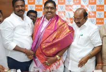 முன்னாள் எம்.எல்.ஏ. கல்யாணசுந்தரம் அமைச்சர் நமச்சிவாயத்திற்கு பொன்னாடை அணிவிக்கிறார்