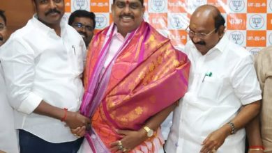 முன்னாள் எம்.எல்.ஏ. கல்யாணசுந்தரம் அமைச்சர் நமச்சிவாயத்திற்கு பொன்னாடை அணிவிக்கிறார்