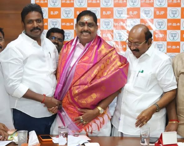 முன்னாள் எம்.எல்.ஏ. கல்யாணசுந்தரம் அமைச்சர் நமச்சிவாயத்திற்கு பொன்னாடை அணிவிக்கிறார்