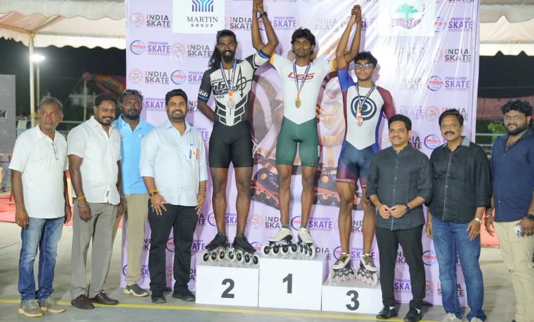 லாஸ்பேட்டை ஸ்கேட்டிங் மைதானத்தில் நடைபெற்ற வேக ரோலர் ஸ்கேட்டிங் போட்டியில் பதக்கம் வென்ற வீரர்கள்