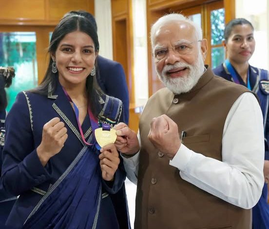 காமன்வெல்த் பதக்க வீரர்களுடன் பிரதமர் மோடி