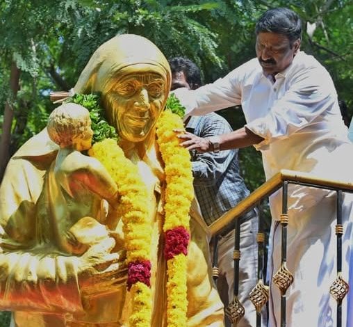 பாரத ரத்னா அன்னை தெரசா பிறந்த நாளை யொட்டி பாரதி பூங்காவில் அமைந்துள்ள அவரது திருவுருவ சிலை