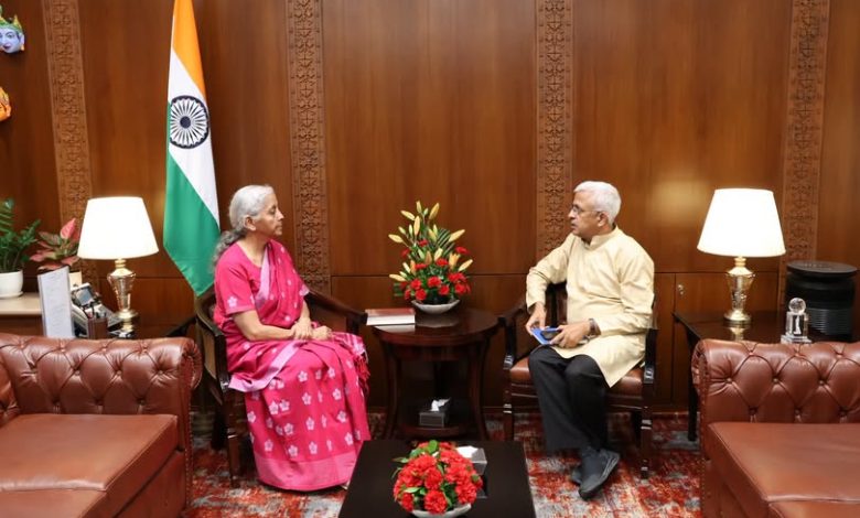 நிதி ஆயோக் உறுப்பினர் டாக்டர் ஆர். பாலசுப்பிரமணியம் நிதி அமைச்சர் நிர்மலா சீதாராமனை சந்திக்கிறார்