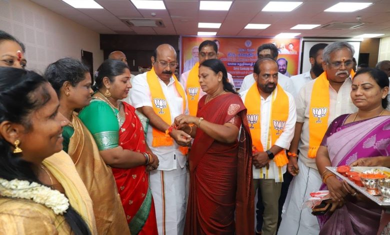 இன்று புதுச்சேரி பாஜக தலைமை அலுவலகத்தில், ரக்ஷா பந்தனை முன்னிட்டு பாஜக மகளிர் நிர்வாகிகள்