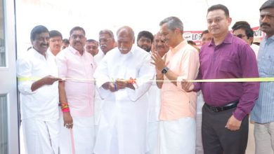 முதல்வர் ரங்கசாமி மற்றும் அமைச்சர் நமச்சிவாயம் ஸ்மார்ட் ஷாப்பர்ஸ் கண்காட்சியைத் திறந்து வைக்கின்றனர்