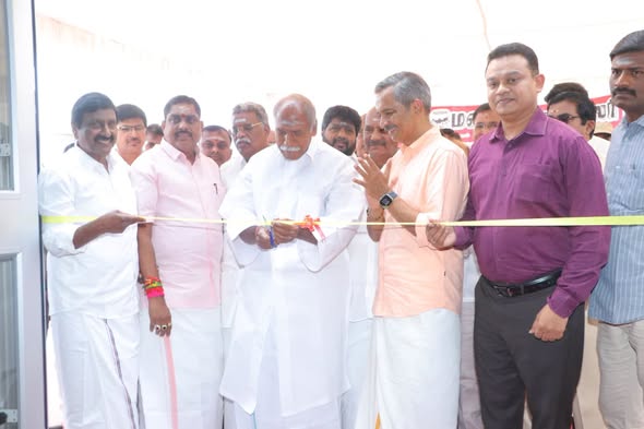 முதல்வர் ரங்கசாமி மற்றும் அமைச்சர் நமச்சிவாயம் ஸ்மார்ட் ஷாப்பர்ஸ் கண்காட்சியைத் திறந்து வைக்கின்றனர்