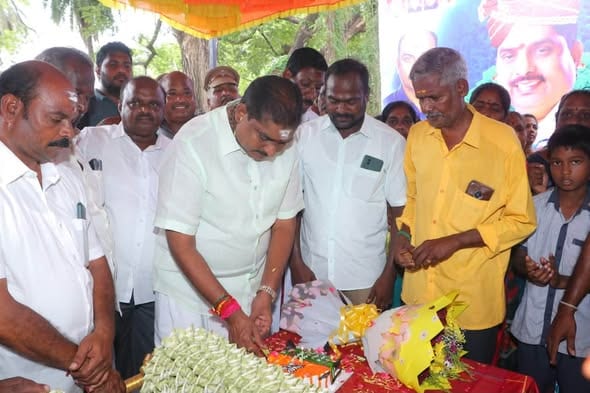 மண்ணாடிப்பட்டு தொகுதிக்குட்பட்ட கட்டேரிக்குப்பத்தில் கென்னடி, முத்து, அன்பு ஆகியோர் ஏற்பாட