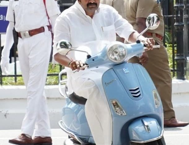 புதுச்சேரி: புதுச்சேரி சட்டப்பேரவைக்கு ஹெல்மெட் அணியாமலும், நம்பர் பிளேட் இல்லாத இருசக்கர