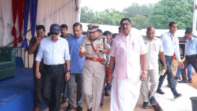 புதுச்சேரி காவல்துறை ஜனாதிபதியின் வண்ண அணிவகுப்பு ஒத்திகையை ஆளுநரும் அமைச்சரும் பார்வையிடுகின்றனர்