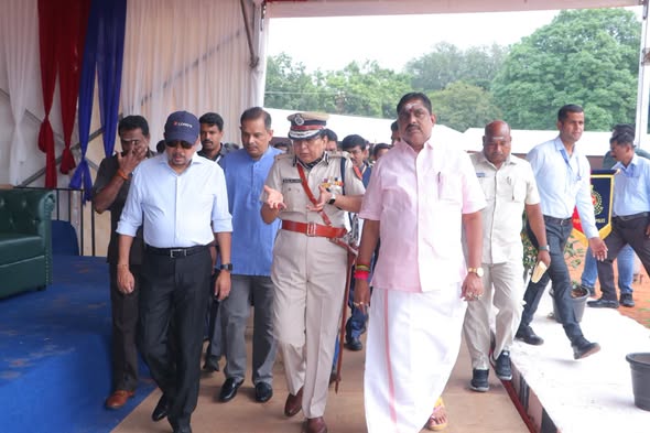 புதுச்சேரி காவல்துறை ஜனாதிபதியின் வண்ண அணிவகுப்பு ஒத்திகையை ஆளுநரும் அமைச்சரும் பார்வையிடுகின்றனர்