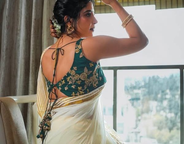 பாரம்பரிய கேரள கசாவு புடவையில் கொள்ளை அழகுடன் போஸ் கொடுக்கும் நடிகை சாக்ஷி அகர்வால்.