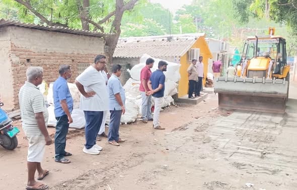 தட்டாஞ்சாவடி பகுதியில் மழைநீர் தேங்காத வகையில் சாலை சீரமைப்பு – மக்கள் மற்றும் மாணவர்கள் ம