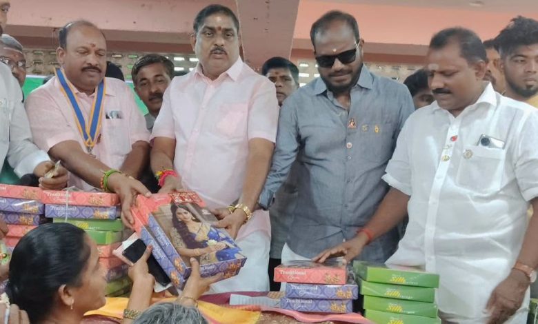 திருக்கனூர் லயன்ஸ் சங்க விழாவில் அமைச்சர் ஆ. நமச்சிவாயம் பொதுமக்களுக்கு நலத்திட்ட உதவிகளை வழங்குகிறார்