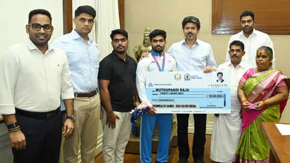 காமன்வெல்த்-2026 வெள்ளிப் பதக்க வீரர் ராஜா மதுபாண்டிக்கு பணப்பரிசு வழங்கும் முதலமைச்சர் ஜோசப் விஜய்